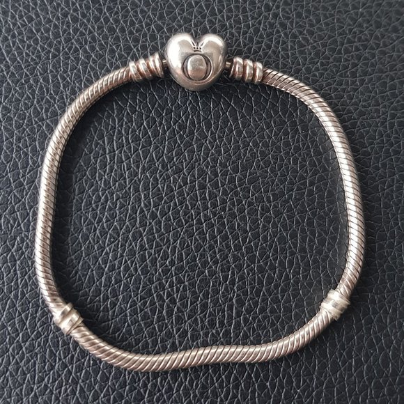 PANDORA //Moments Heart Clasp Snake Chain Bracelet - Picture 2 of 5